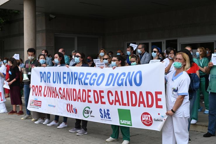Protesta de sanitarios, enfermeiros e médicas, entre outros, ás portas do hospital de Verín en contra da precarización 