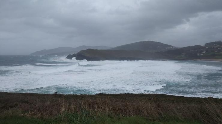 Temporal de vento e forte ondada na praia de Pantín 