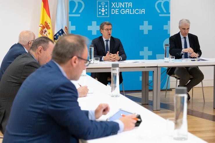 O presidente da Xunta, Alberto Núñez Feijóo, e o conselleiro de Economía, Francisco Conde, reúnense con autónomos. DAVID CABEZÓN @ XUNTA DE GALICI