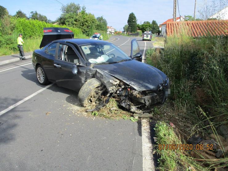 Coche accidentado tras chocar cun muro de pedra 