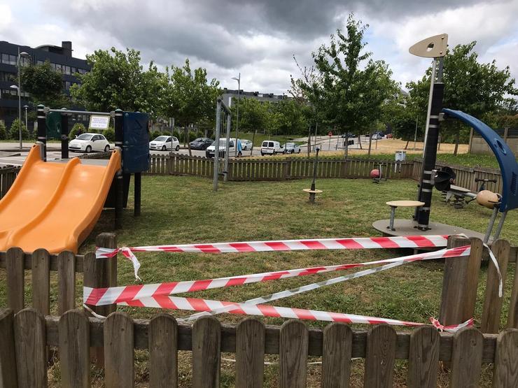 Parque infantil pechado en Santiago 