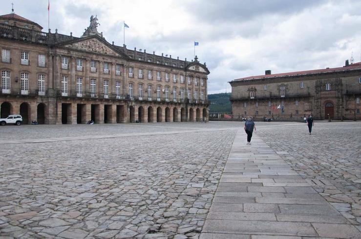 Praza do Obradoiro sen a presenza de turistas 