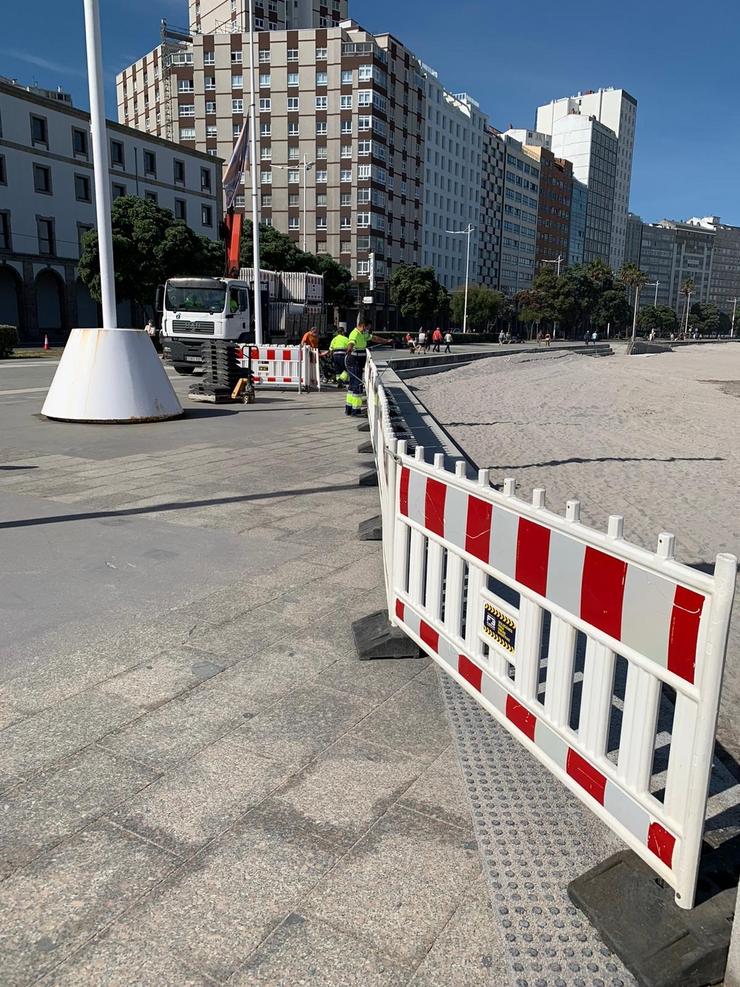 Valos para controlar os accesos nas praias da Coruña. CONCELLO DA CORUÑA