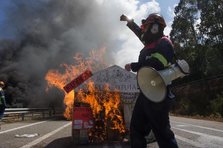 Un traballador do comité de empresa de Alcoa levanta o brazo como signo de protesta na concentración realizada na A8 en ambos os sentidos á altura de Vilalba, a 12 de xuño de 2020.. Carlos Castro - Europa Press / Europa Press