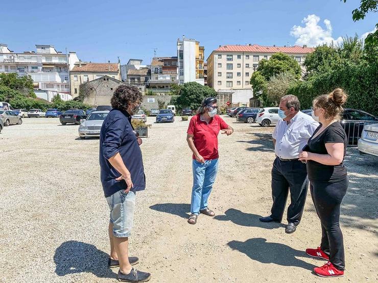 Ignacio Vilar no aparcamento que fará de autocine. Foto: Prensa Verín. 