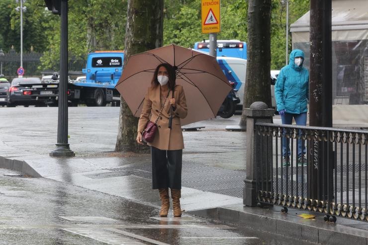 Unha muller con paraugas en Madrid este 14 de maio, día en que houbo choivas e baixada de temperaturas en toda España. Marta Fernández Xara - Europa Press / Europa Press