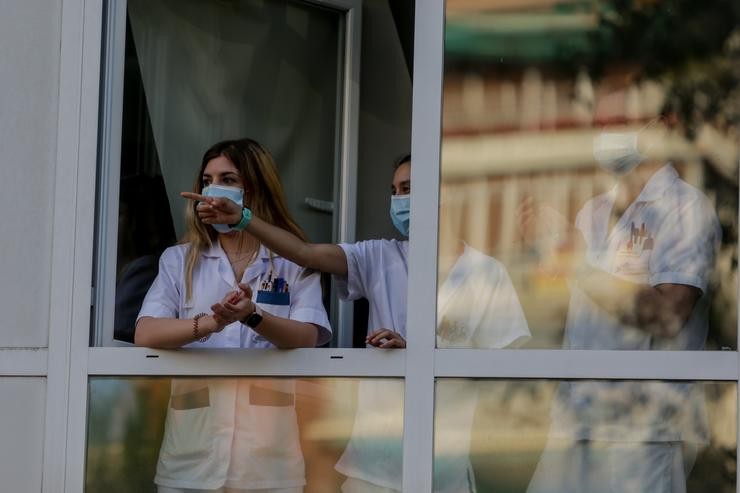 Sanitarios aplauden desde unha xanela de de o Hospital Fundación Jiménez Díaz cando na Fase 1 da desescalada continúan os aplausos en homenaxe aos profesionais sanitarios e demais sectores que foron esenciais durante a pandemia do coronavir. Ricardo Rubio - Europa Press 