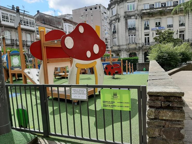 Parque infantil pechado en Santiago de Compostela 