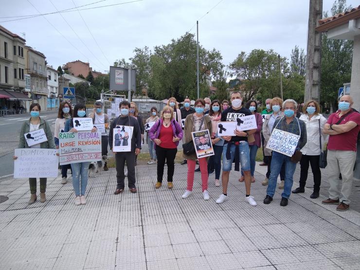 Familiares de residentes da DomusVi Aldán protestan polas carencias deste centro / remitida