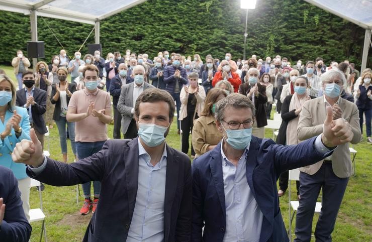 (I-D) O líder do PP de Galicia, Alberto Núñez Feijóo; e o presidente do PP, Pablo Casado, durante a presentación de candidaturas do Partido Popular en Galicia para os comicios galegos do 12 de xullo, en Santiago de Compostela, Galicia.. Álvaro Ballesteros - Europa Press