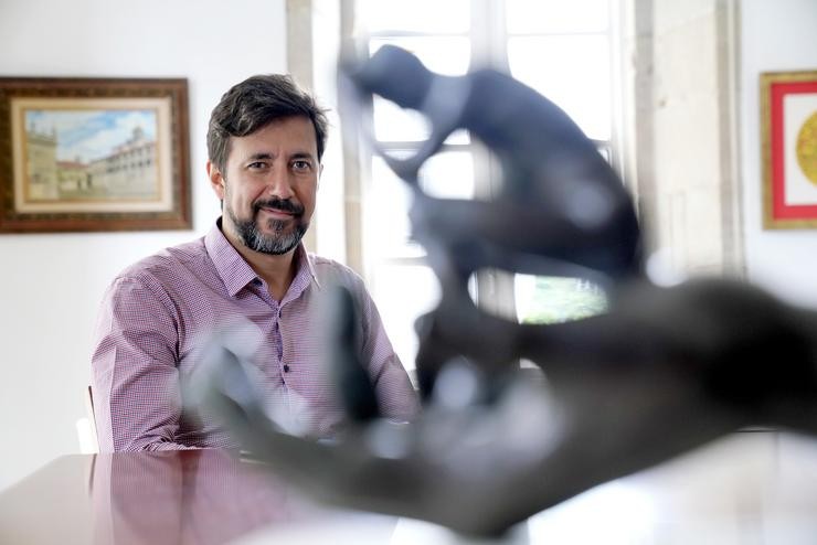 O candidato á Presidencia da Xunta pola coalición Galicia en Común-Anova Mareas, Antón Gómez-Reino, pousa na sede de Podemos durante unha entrevista para Europa Press, en Santiago de Compostela, A Coruña, Galicia (España), a 17 de xuño de 2020.. Álvaro Ballesteros - Europa Press / Europa Press