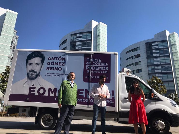 Antón Gómez-Reino, no centro, xunto a Luca Chao e Miguel Anxo Fernán-Lanuxe na presentación da caravana electoral de Galicia en Común-Anova Mareas, da que é o candidato á Presidencia da Xunta / Europa Press