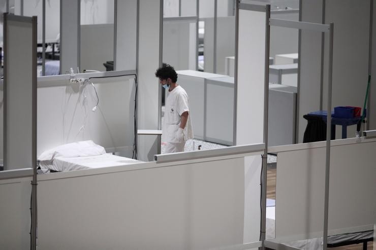 Un profesional sanitario fronte a unha cama baleira no interior dun hospital / Eduardo Parra - Europa Press 