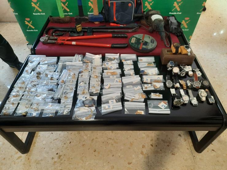 Obxectos de valor recuperados nunha operativo polo roubo en vivendas da Coruña e Pontevedra. GARDA CIVIL 