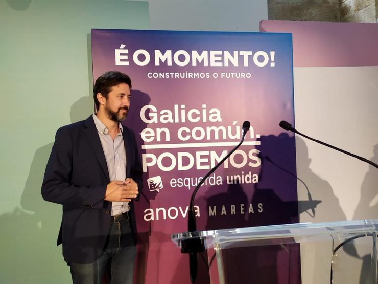 O candidato de Galicia en Común á Presidencia da Xunta, Antón Gómez-Reino, pousa para os medios gráficos antes dunha rolda de prensa. EN COMÚN / Europa Press