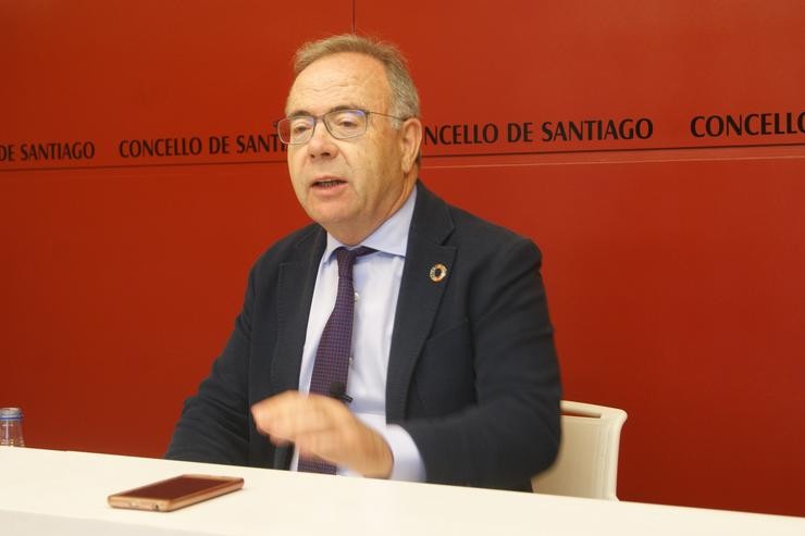 O alcalde de Santiago, Xosé Sánchez Bugallo, en rolda de prensa telemática.. CONCELLO DE SANTIAGO