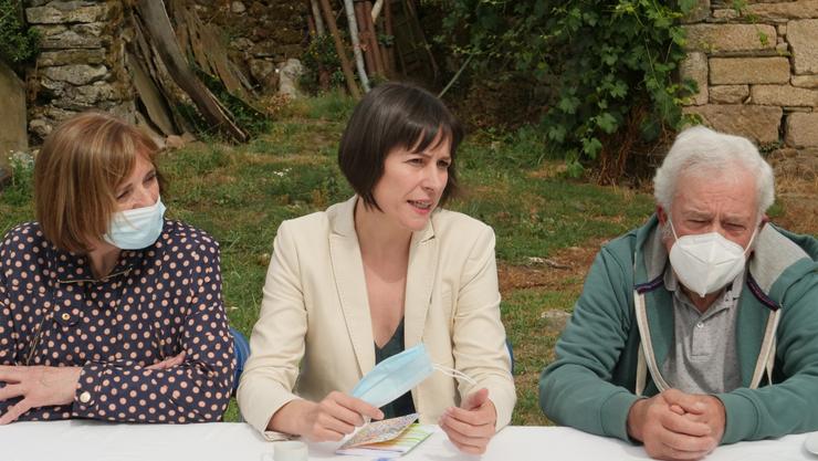 Ana Pontón cos seus pais na súa aldea de Chorente, en Sarria / BNG