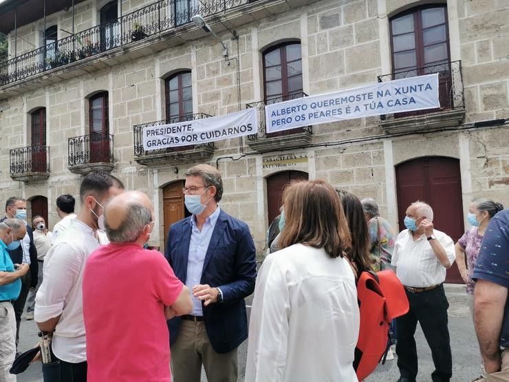 O presidente da Xunta e candidato do PPdeG á reelección, Alberto Núñez Feijóo, rodeado de veciños nunha visita a Vos Peares en campaña. 