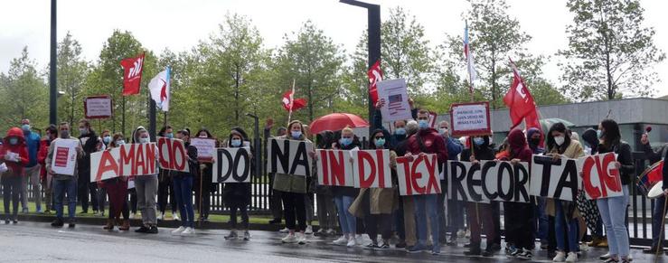 Protesta das traballadoras de Inditex, que portaban a mensaxe: 'Amancio doa, Inditex recorta' 