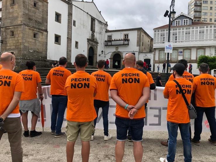 Traballadores de Alu Ibérica concéntranse ante o recinto no que a ministra Nadia Calviño ofrece un mitin en Betanzos. COMITÉ DE EMPRESA