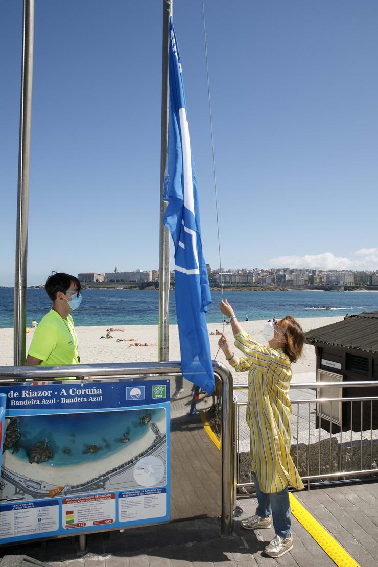 A concelleira de Medio Ambiente da Coruña, Esther Fontán, no izado da bandeira azul en Riazor 
