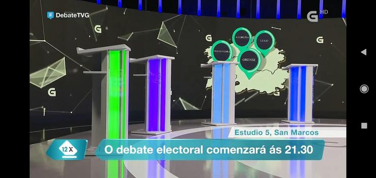 Decorado do escenario do debate electoral da TVG no que aparece 'Orense' no canto de 'Ourense' 