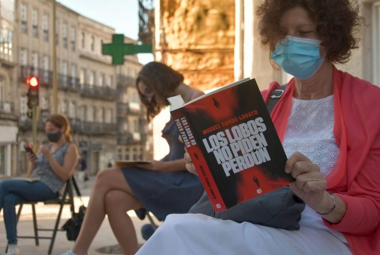 Unhas mulleres len libros na rúa Elduayen, en Vigo / © Miguel Nuñez