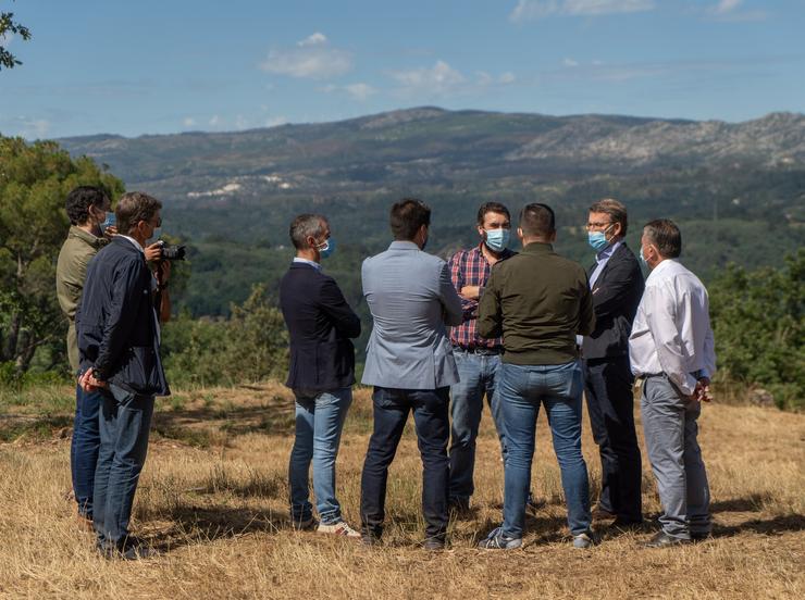 Alberto Núñez Feijóo nunha visita á aldea modelo de Osmo, en Cenlle (Ourense). PARTIDO POPULAR DE GALICIA