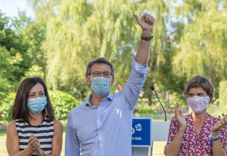 Feijóo, xunto a Nava Castro, directora xeral de Turismo, nun mitin en Ponteareas (Pontevedra). PARTIDO POPULAR DE GALICIA