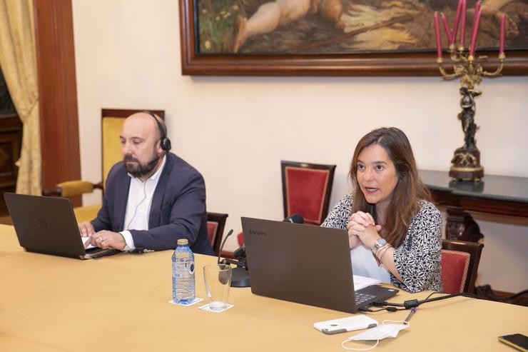 A alcaldesa, Inés Rei, e o concelleiro de Economía, José Manuel Lage, presentan medidas de apoio á hostalaría e o comercio. ANDY PEREZ 