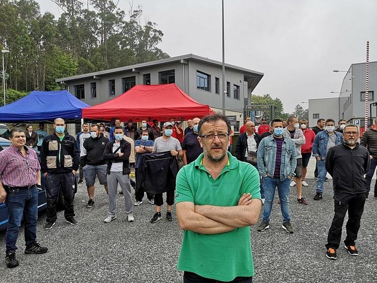 O secretario comarcal de CIG Ferrol, Manuel Anxo Grandal, nunha concentración ás portas das instalacións de Noa Madeira Creativa. CIG 