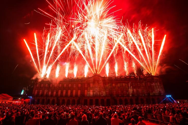 Espectáculo de fogos artificiais levado a cabo no Pazo de Raxoi de Santiago de Compostela co que a capital de Galicia dá a benvida á festa do seu patrón, Santiago Apóstolo, na véspera do Día Nacional de Galicia.. César Arxina - Europa Press - Arquivo 