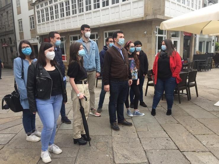 O candidato do PSdeG á Xunta, Gonzalo Caballero, nun acto con mozos en Santiago 