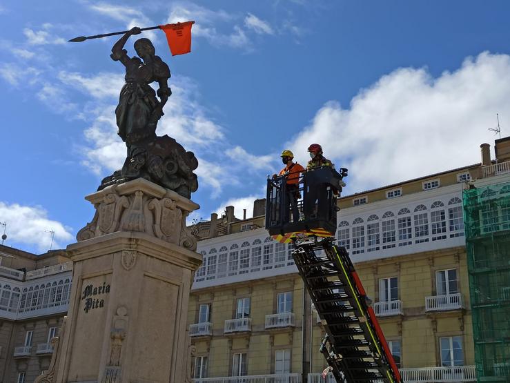 Estatua de María Pita cunha bandeira 