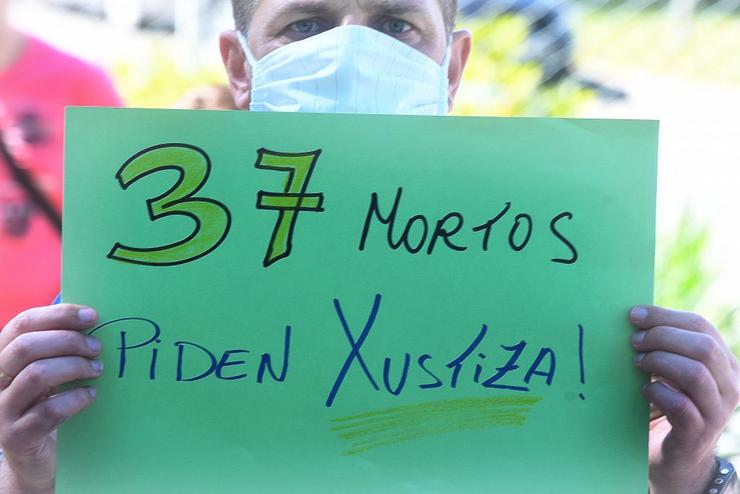 Familiares de residentes DomusVi Aldán piden xustiza e saber que pasou cos mortos durante a crise do coronavirus / c Miguel Núñez