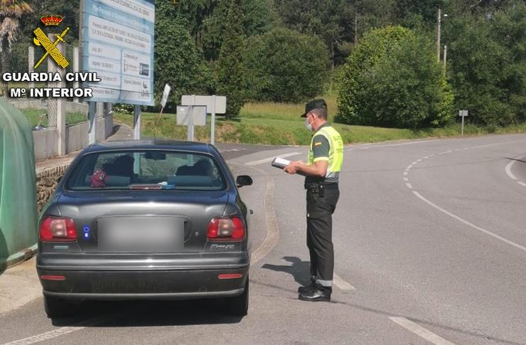 Control de tráfico da Garda Civil na Estrada (Pontevedra).. GARDA CIVIL 