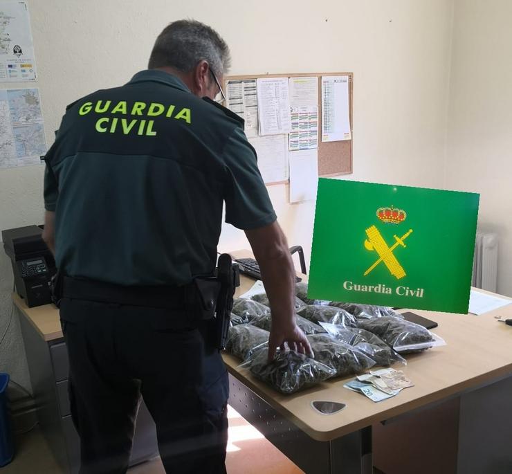 Bolsas con cogollos de marihuana interceptadas no vehículo dun veciño de Portugal en Verín (Ourense).. GARDA CIVIL 