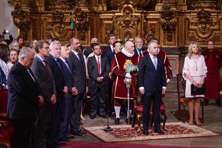 O presidente da Xunta de Galicia, Alberto Núñez Feijóo (2i), e o alcalde de Santiago de Compostela, Xosé Sánchez Bugallo (2d), participan na Ofrenda ao Apóstolo Santiago na igrexa de San Martín Pinario,. César Arxina - Europa Press - Arquivo 