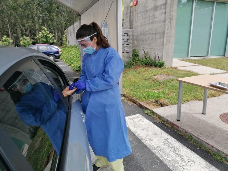 Realización do test COVID na segunda onda do estudo epidemiolóxico do Sergas nun centro de saúde de Galicia.. CEDIDA