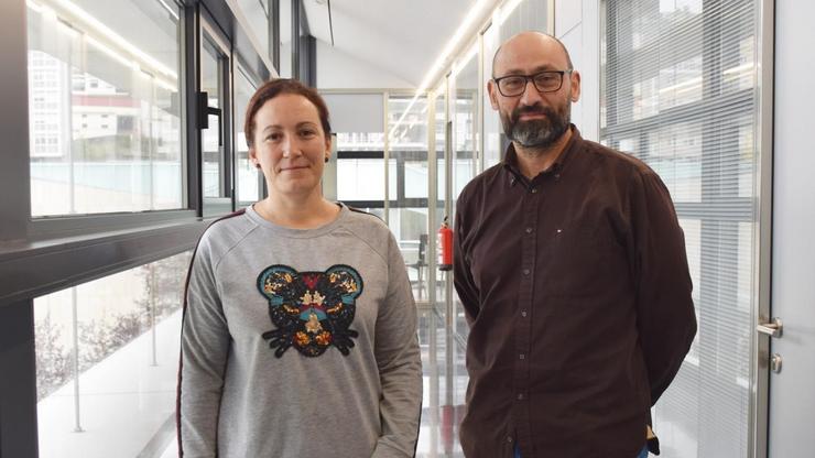 Investigadores Raquel Nieto e Luís Gimeno no campus de Ourense 