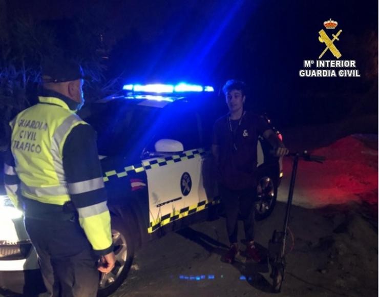 A Garda Civil intercepta a un mozo por circular en patinete eléctrico por unha vía interurbana sen xustificación e alcoholemia positiva.. GARDA CIVIL 