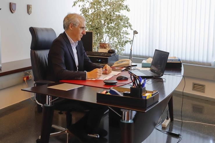 O conselleiro de Economía, Emprego e Industria, Francisco Conde, participa nun encontro telemático. MVR 