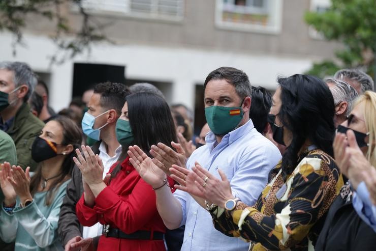 (I-D) A portavoz adxunta de Vox no Congreso, Macarena Olona, o líder de Vox, Santiago Abascal; e a cabeza de Vox por Áraba, Amaia Martínez, participan no peche de campaña da formación para as eleccións vascas, na Avenida Gasteiz, Vitoria. Iñaki Berasaluce - Europa Press / Europa Press