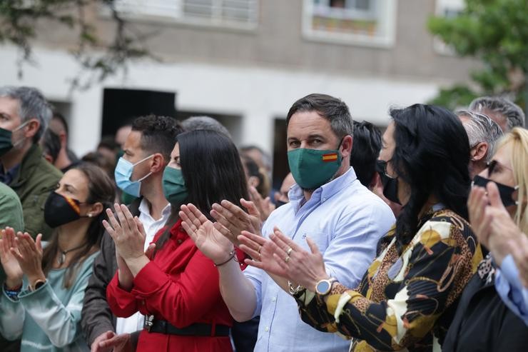 (I-D) A portavoz adxunta de Vox no Congreso, Macarena Olona, o líder de Vox, Santiago Abascal; e a cabeza de Vox por Áraba, Amaia Martínez, participan no peche de campaña da formación para as eleccións vascas, na Avenida Gasteiz, Vitoria. Iñaki Berasaluce - Europa Press 