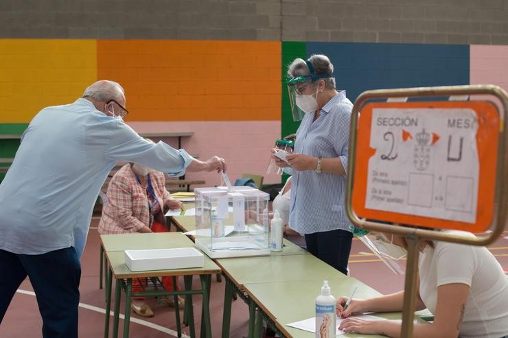 Votación das eleccións autonómicas de Galicia, en Burela (Lugo).. Carlos Castro - Europa Press 