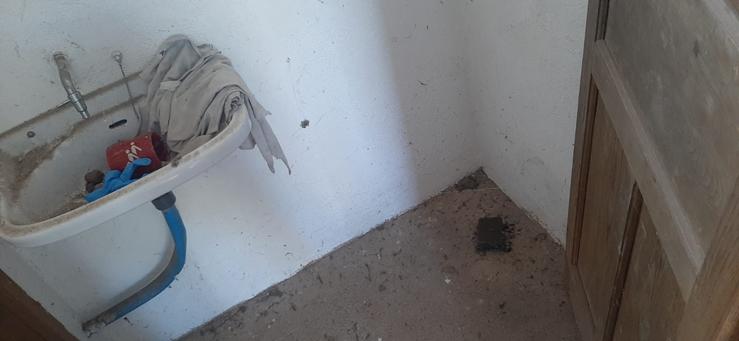 Baños dun colexio electoral en Touro 