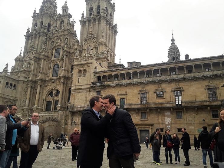 Alberto Núñez Feijóo, presidente da Xunta e Pablo Casado, líder do PP, saúdanse na Praza do Obradoiro ante a Catedral de Santiago 