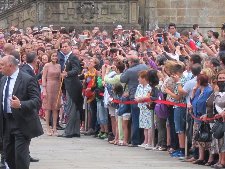 Os Reyes, saudando despois da Ofrenda ao Apóstolo de 2014. EUROPA PRESS - Arquivo 