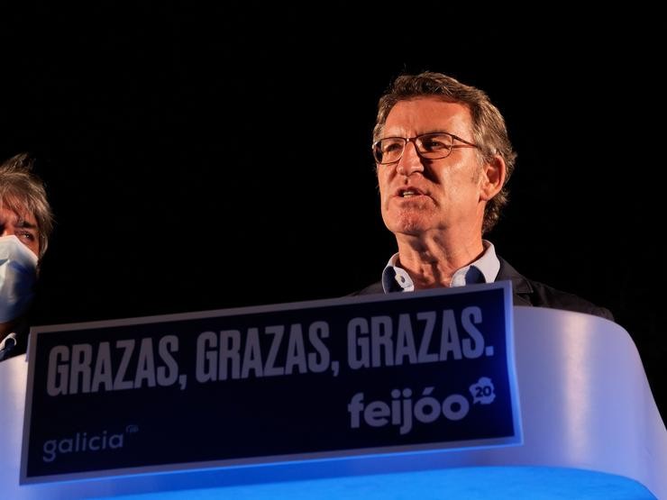 O presidente da Xunta e candidato á reelección polo PP, Alberto Núñez Feijóo, valora os bos resultados obtidos pola súa formación nas eleccións galegas durante a noite electoral do 12J en Santiago de Compostela, A Coruña, Galicia (Espa. César Arxina - Europa Press