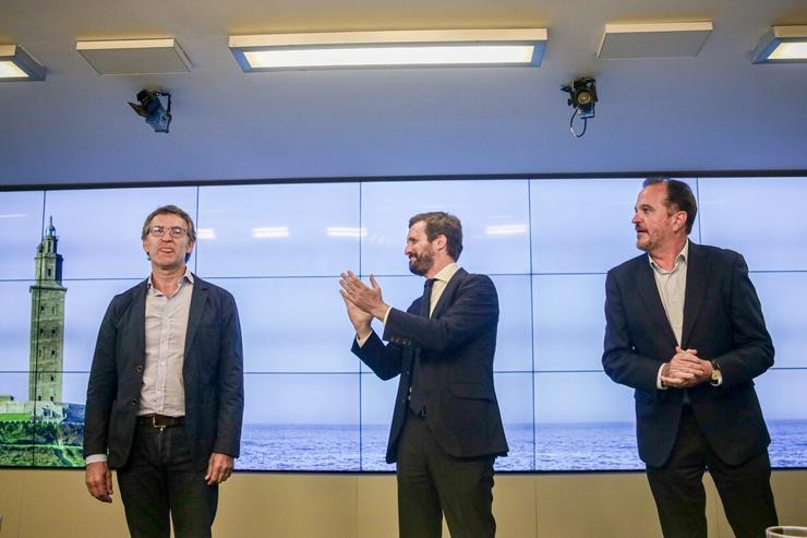 O presidente do PP, Pablo Casado (2i) aplaude ao  presidente da Xunta, Alberto Núñez Feijóo (1i), en presenza do candidato a lehendakari nas eleccións no País Vasco, Carlos Iturgaiz (1d), durante a reunión do Comité Executivo Nacional. Ricardo Rubio - Europa Press